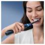 Oral-B iO 8 iO8 Elektrische Zahnbürste/Electric Toothbrush, Magnet-Technologie, 2 Aufsteckbürsten, 6 Putzmodi für Zahnpflege, Farbdisplay & Reiseetui, Designed by Braun, black onyx