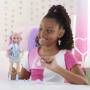 Mattel Barbie Dream Besties Daisy Jean-Modepuppe mit 9 Zubehörteilen zum Thema DJ und Musik